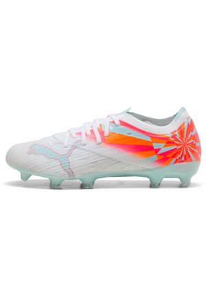 Scarpa da calcio bianca con motivi geometrici rosa e arancioni, suola e tacchetti azzurri chiaro, con logo Puma blu sul lato.