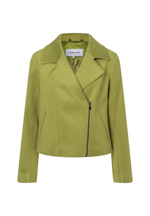 Veste verte courte avec grands revers, fermeture éclair et poches latérales. Fabriquée en matériau lisse, elle présente un design classique de moto.