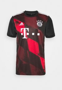 Maglietta del FC Bayern Monaco con un design rosso e nero, maniche corte, collo tondo e accenti bianchi, con il logo della squadra e il testo dello sponsor.