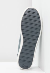 Blå sneakersula med grå texturerad gummi, vita kanter och ett tryck som markerar storlek 37. Har räfflade mönster för bättre grepp.