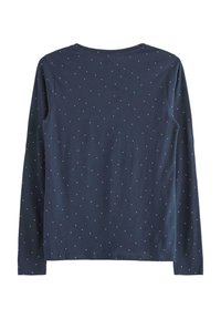Chemise navy à manches longues avec un col rond et des motifs de petits points blancs dispersés, fabriquée à partir d'un tissu léger et doux.