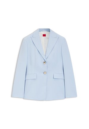 Blazer bleu clair pour femme avec revers crantés, deux boutons carrés argentés et poches à rabat, présenté sur un fond blanc.