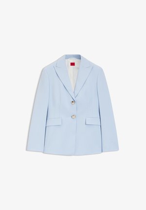 Világoskék női blézer kettős bevágású hajtókákkal, két négyzet alakú ezüst gombbal és zsebfedőkkel, fehér háttéren bemutatva.