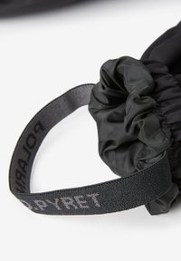 Zwarte trekkoord tas van soepel nylon, met een elastische gather aan de bovenkant en een dikke geweven schouderband met de tekst "POLARIS".