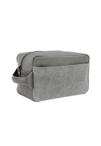 Šedá toaletní taška vyrobená z kůže a semiše, s obdélníkovým tvarem, zipovým uzavíráním a bočním uchy. Zajímavý vyražený detail loga.
