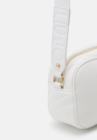 LIU JO CAMERA CASE - Soma ar siksnu pāri ķermenim - off-white