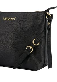 Sort læder crossbody taske med en tekstureret overflade, guldfarvede detaljer og en justerbar rem. Har en lynlåslukning og logo.