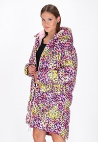 Cappotto imbottito con stampa leopardata in rosa, giallo e nero, con chiusura a zip, cappuccio e tasche frontali. Texture liscia e lucida.