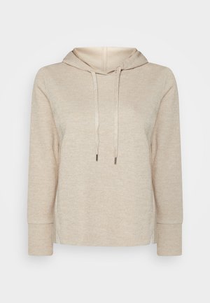 Beige strikket hættetrøje med lange ærmer, snøre i hætten, ribbet manchetter og små sideslidser ved kanten.