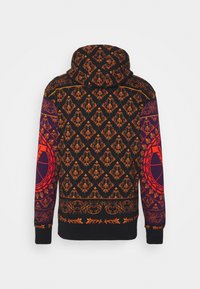 Felpa con cappuccio nera, caratterizzata da un intricato motivo a diamante floreale in arancione e viola, con polsini e vita a contrasto.