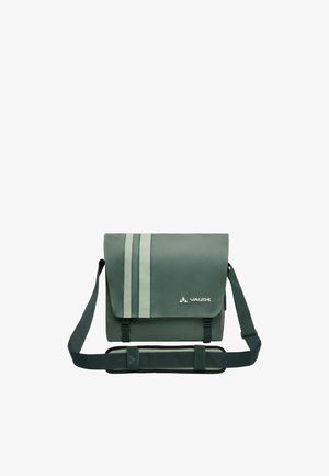 Grüne Vaude Schultertasche mit reflektierenden Streifen, verstellbarem Schultergurt und Frontklappe mit zwei Clips.