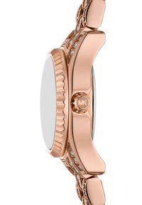 Roze gouden horloge met een gepolijst kast en een textuur bezel. De band heeft delicate accenten en een logo aan de zijkant. Eenvoudig, elegant ontwerp.