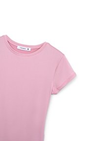T-shirt rosa a maniche corte con scollatura rotonda, realizzata in tessuto morbido. Presenta un'etichetta sul colletto e cuciture pulite lungo i bordi.