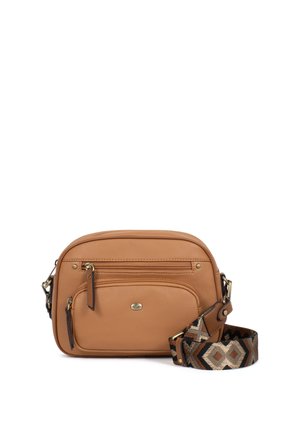 Karamelkleurige leren crossbodytas met ritszakken aan de voorkant en een brede, patroonrijke stoffen riem met geometrische ontwerpen.