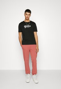 Fila BURBACH TEE - Print T-shirt - black