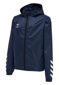 Marinblå vindjacka med huva, framdragkedja, elastiska manschetter och vita diagonala ränder på ärmarna. Lättvikts, slätt tyg.