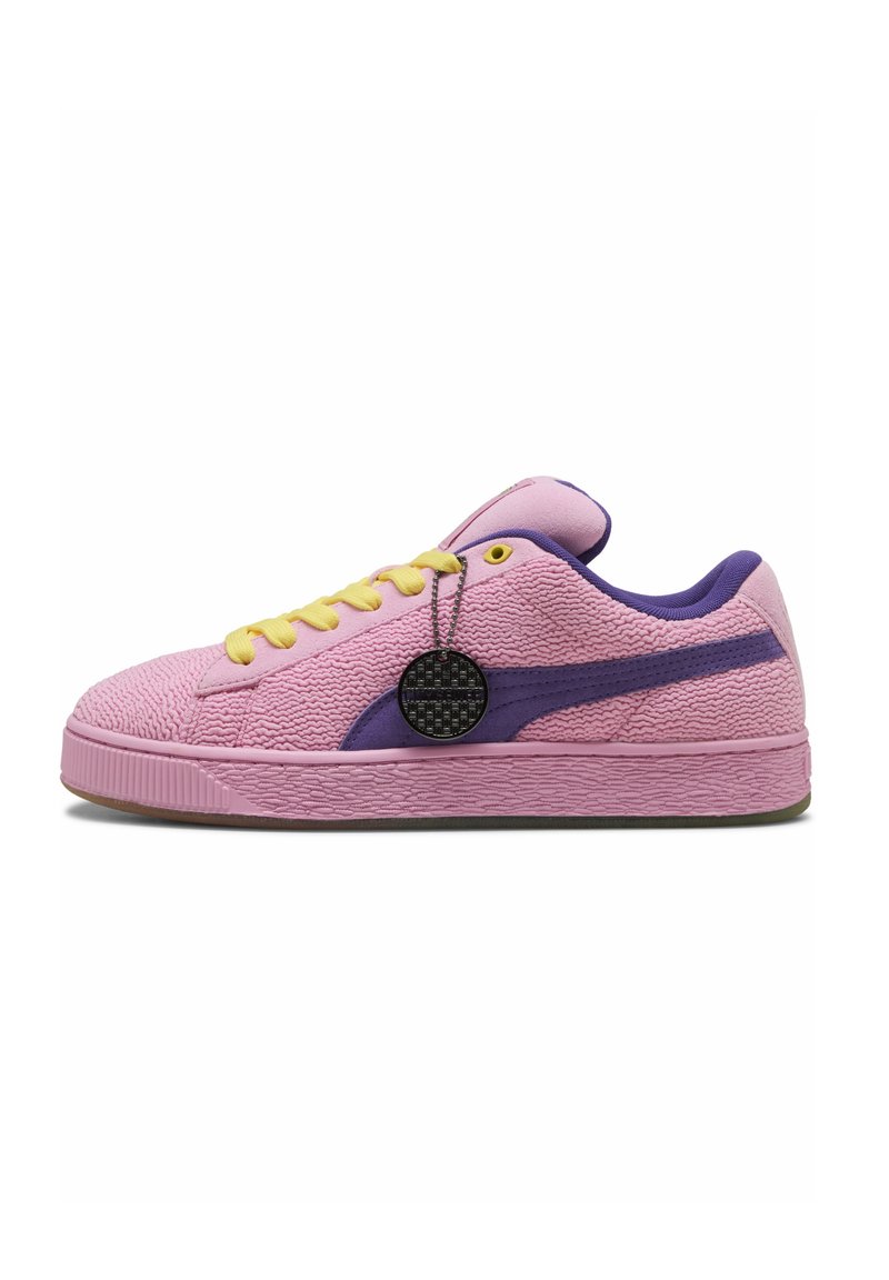Roze gestructureerde sneaker met paarse accenten, gele veters en een ronde zwarte tag. Heeft een rubberen zool met een geribbeld ontwerp.