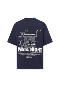 Tumši zila kokvilnas T-krekla ar baltu grafisko ilustrāciju, kas attēlo makaronus un vīna glāzi ar tekstu "MAKARONU NAKTS" un detaļām zemāk.