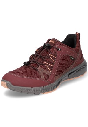 Bordowy, oddychający but sportowy z siateczki z szarą podeszwą, elastycznymi sznurowadłami z blokadą, metką Gore-Tex i wyściełanym wsparciem kostki.