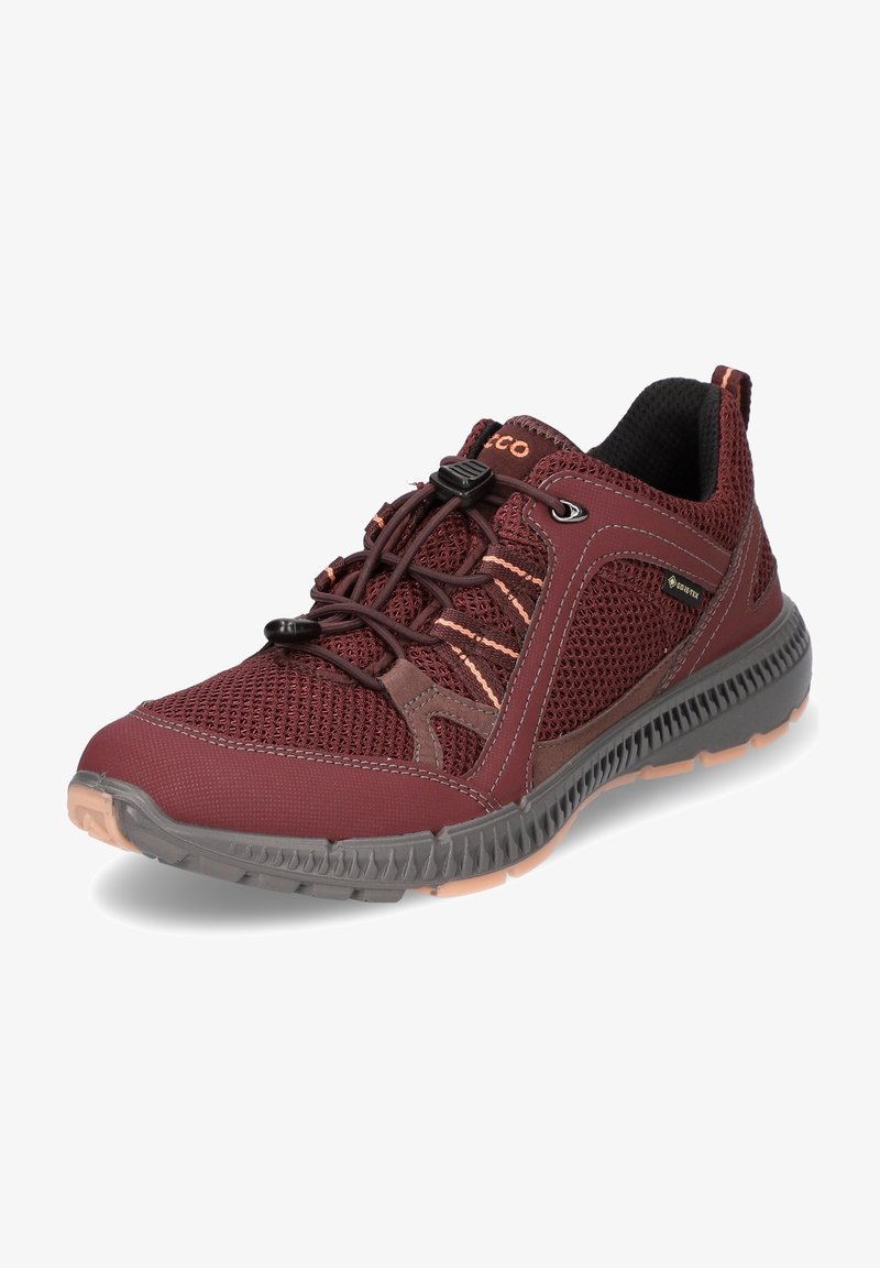 Chaussure de sport bordeaux en mesh respirant avec semelle grise, lacets élastiques à réglage rapide, étiquette Gore-Tex et maintien de la cheville rembourré.