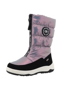 La bota de invierno impermeable y acolchada presenta una parte superior de color rosa iridiscente y brillante, acentos de ante negro, un cierre lateral y una suela blanca texturizada.