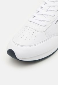 Tommy Hilfiger RUNNER  - Sneakers laag - white