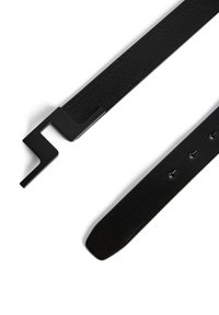 Svart bälte med ett texturerat band och en unik metallspänne med en vinklad design ligger mot en vit bakgrund.