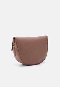 Rund brun faux läderväska med en slät yta, med en detalj i guld och en sidrem, minimalistisk design.