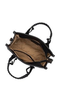 Borsa a mano in pelle nera con un ampio interno, manici intrecciati e scomparti con zip contro una fodera beige con branding ripetuto.