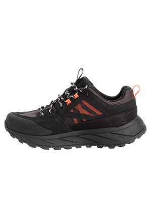 Schwarzer Wanderschuh mit einem Obermaterial aus Mesh und Wildleder, orangefarbenen Akzentstreifen, reflektierenden Schnü con und einer robusten Gummisohle für Traktion.