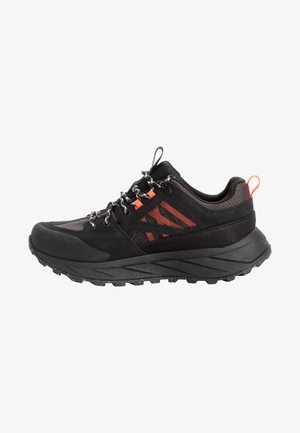 Scarpa da trekking nera con tomaia in mesh e suede, strisce arancioni di accento, lacci riflettenti e suola in gomma robusta per la trazione.