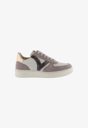 Grijze en witte lage sneakers van leer en suede, met een textuur in grijs voor het logo en een zachte roze accent op de hiel.