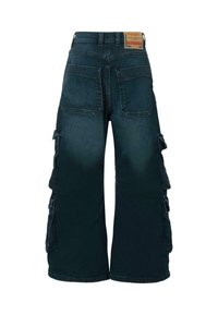 Donkerblauwe denim cargobroek met wijde pijpen, meerdere zijzakken en achterzakken met een patch. Het heeft een merkembleem van leer op de tailleband.