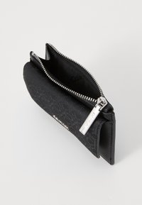 Calvin Klein MUST ZIP FLAP  - Lommebok - black mono