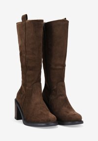 Stivali al ginocchio in suede marrone con suola a tacco spesso, dettagli con cuciture verticali e zip laterale per indossarli facilmente.