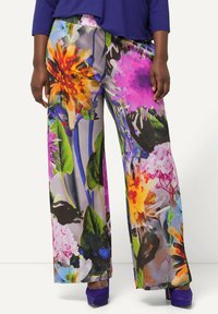 Brede broek in een bloemenprint met levendige oranje, roze en groene tinten, met een zachte textuur en een elastische tailleband.