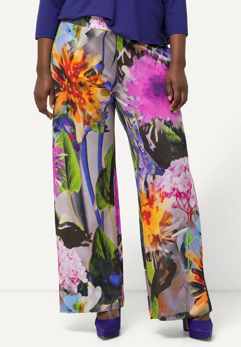 Brede broek in een bloemenprint met levendige oranje, roze en groene tinten, met een zachte textuur en een elastische tailleband.