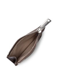 Portamonete in pelle marrone vuoto con cerniera argento parzialmente aperta, che mostra l'interno in tessuto beige.