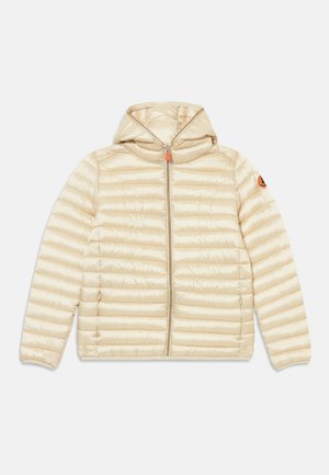 Dik crèmekleurige hoodie-jack met een rits aan de voorkant, verticale gestikte patroon en logo-patch op de linker mouw. Soepele textuur.