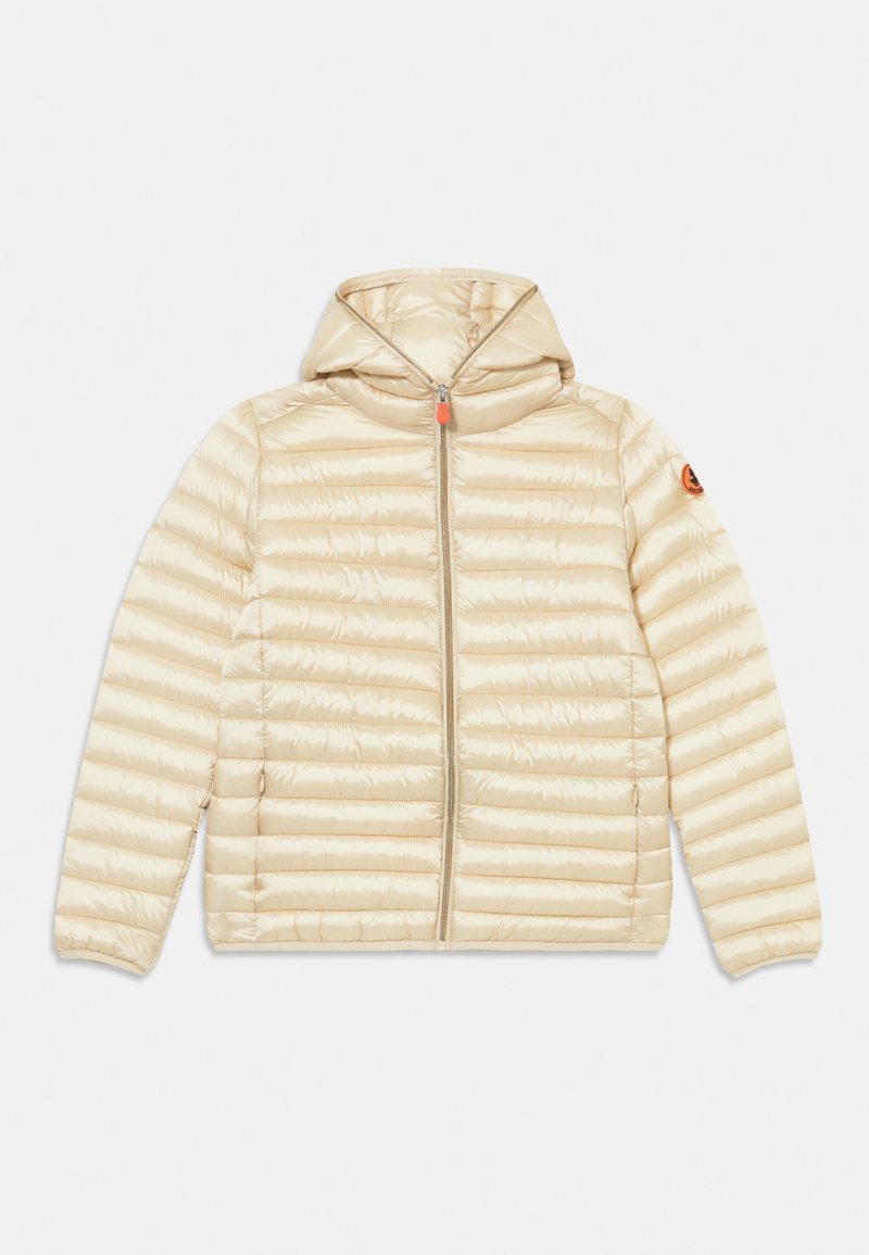 Dik crèmekleurige hoodie-jack met een rits aan de voorkant, verticale gestikte patroon en logo-patch op de linker mouw. Soepele textuur.