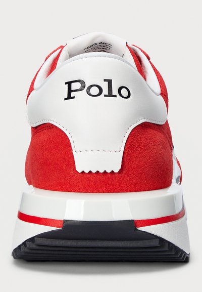 Κόκκινα σουέτ αθλητικά παπούτσια με λευκή δερμάτινη φτέρνα. Διαθέτουν μαύρο λογότυπο "Polo" και υφασμένη σόλα με κόκκινες και λευκές λεπτομέρειες.