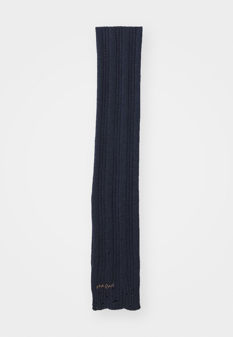 Écharpe en maille côtelée bleu marine avec un motif texturé et des extrémités élastiquées, arbore un petit logo doré "Marni" au bas.