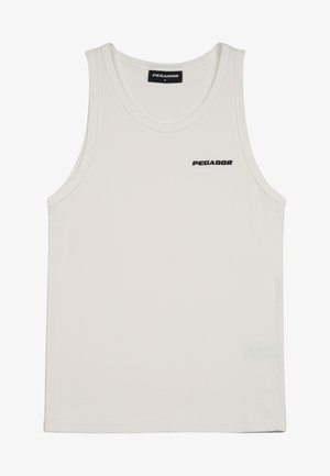 Valge puuvillane topp, millel on ümmargune kaelus ja ilma varrukateta disain. Rinna peal on musta värviga trükitud logo "PEGADOR".