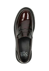 Bordeaux patenten leren instaploafer met een ronde neus en een decoratieve bovenriem. Gladde textuur met een gevoerde zwarte inlegzool.