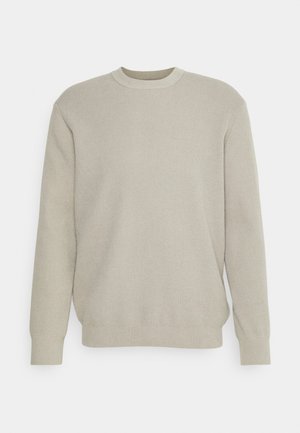 Pull léger gris clair à côtes avec un col rond, des manches longues et une coupe décontractée, présentant une texture subtile et sans motifs ni accents visibles.