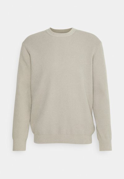 Hellgrauer, gerippter Pullover mit runder Halslinie, langen Ärmeln und lockerer Passform. Er verfügt über eine subtile Textur und hat keine auffälligen Muster oder Akzente.