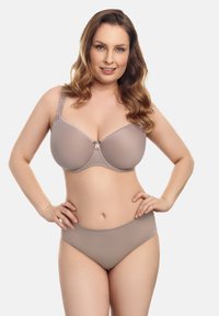 Conjunto de sujetador marrón claro y braguitas a juego. El sujetador presenta una tela suave, soporte con aros y tirantes decorativos. Las braguitas tienen un diseño suave y sin costuras.