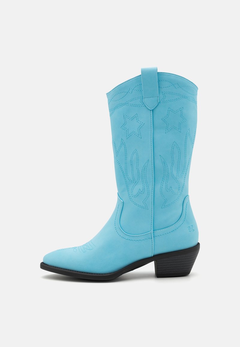 Ljust blå lädercowboystövel med broderade stjärnor och flammande mönster, spetsig tå och klack med staplad design. Utrustad med en dragflik för enkel påtagning.