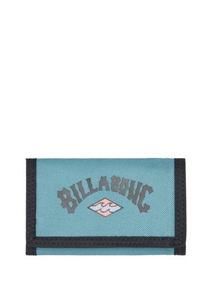Cartera de tela azul verdosa plegada con ribete negro, que presenta el logo de Billabong y un emblema de ola en forma de diamante en el centro.