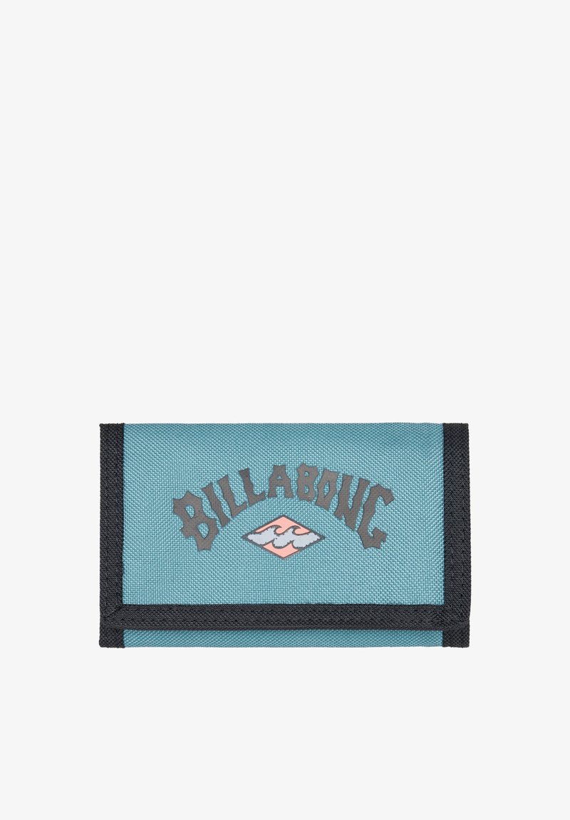 Portefeuille plié en tissu bleu sarcelle avec bordure noire, arborant le logo Billabong et un emblème en forme de vague en diamant au centre.